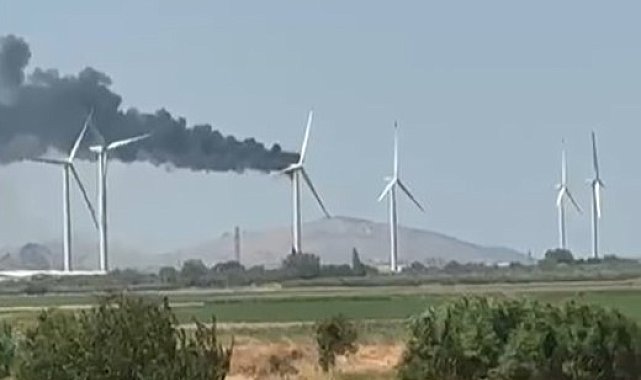 İzmir'de rüzgar gülü yandı