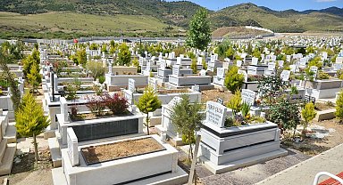 İzmir'de mezarlıklarda yeni dönem... Mezar yapımına standart geliyor