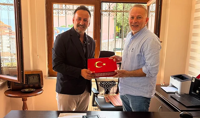 İzmit Belediyesi'nden muhtarlara doğum günü ziyareti