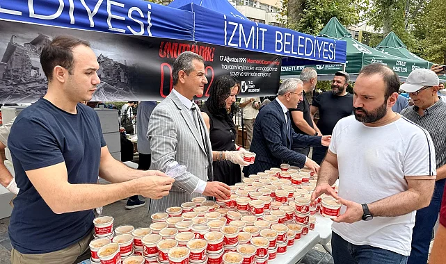 İzmit'te deprem hayatını kaybedenler anısına helva dağıtıldı