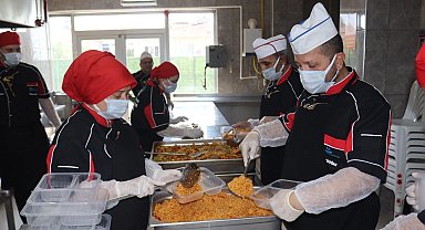 İzmit'te sıcak yemek desteğiyle dayanışma büyüyor