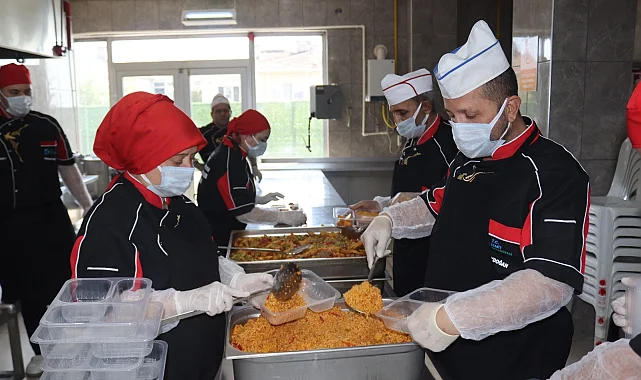 İzmit'te sıcak yemek desteğiyle dayanışma büyüyor