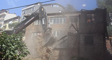 İzmit'te tehlike arz eden metruk bina yıkıldı