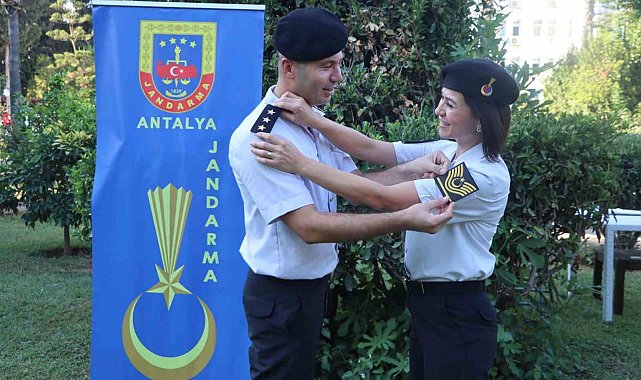 Jandarma çiftin evlilik yıldönümünde rütbe terfi gururu
