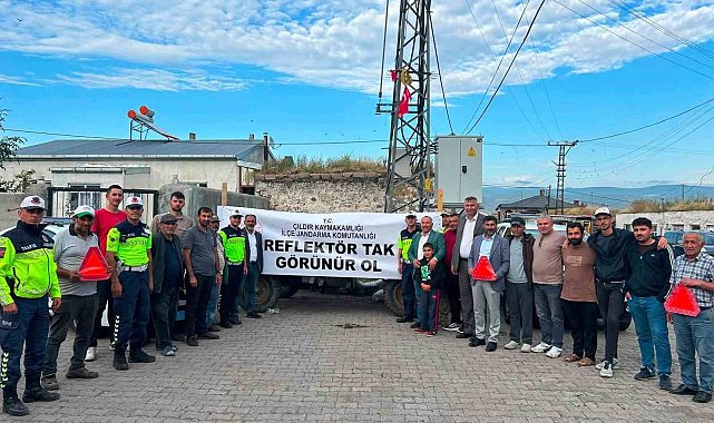 Jandarma trafik ekiplerinden "Reflektör tak, görünür ol" uygulaması