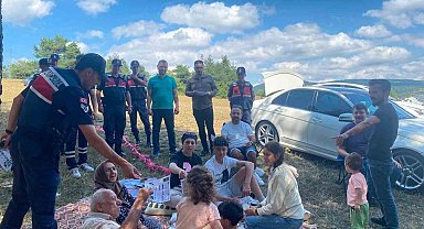 Jandarma ve akademisyenlerden piknikçilere orman yangını uyarısı