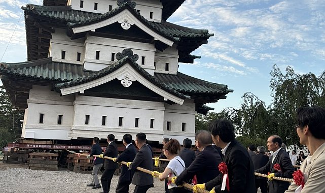 Japonya'da 400 tonluk tarihi kaleyi bin kişi halatlarla taşıdı