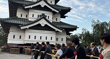 Japonya'da 400 tonluk tarihi kaleyi bin kişi halatlarla taşıdı