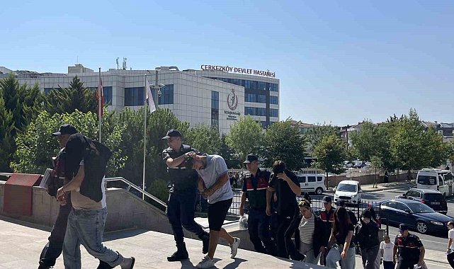 Kadın kıyafeti giydirerek şantaj yapan 6 zanlı tutuklandı