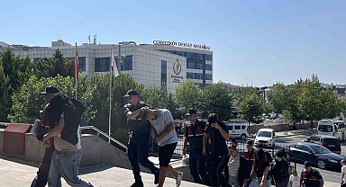 Kadın kıyafeti giydirerek şantaj yapan 6 zanlı tutuklandı