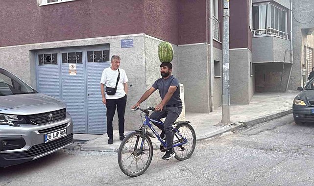 Kafasında 40 kiloluk karpuz varken bisiklet sürüyor, halay çekiyor, koşuya katılıyor