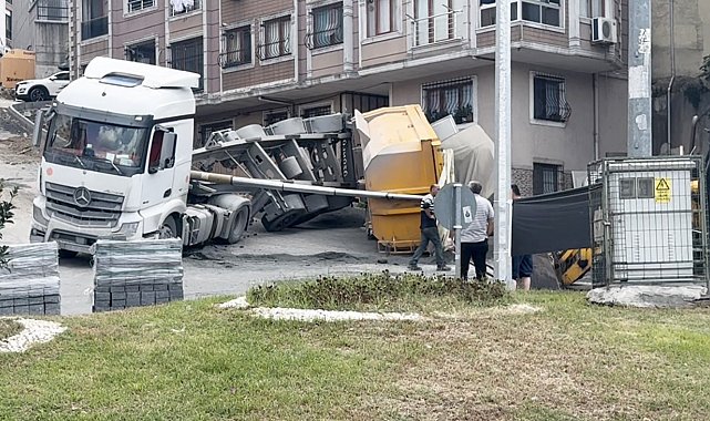 Kağıthane'de kum yüklü hafriyat kamyonunun dorsesi devrildi