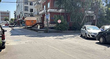 Kaldırıma çıkan otomobil yayalara çarptı: 2 yaralı