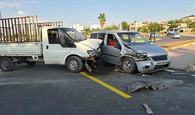 Kamyonet ile hafif ticari araç çarpıştı: 1 yaralı