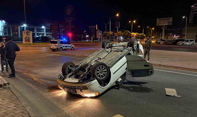 Kamyonla çarpışan otomobil takla attı
