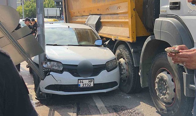Kamyonun çarptığı otomobil direk ile kamyon arasında sıkıştı: 1 yaralı