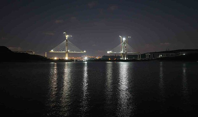 Kanal İstanbul'un ilk köprüsü geceyi aydınlatıyor