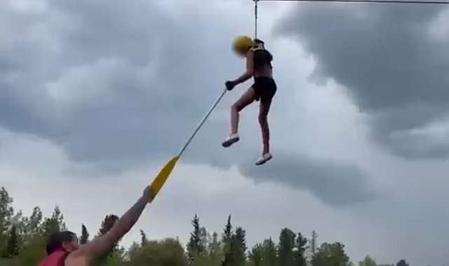 Kanyonda ziplinede asılı kalan turist çocuğu rafting rehberi kurtardı