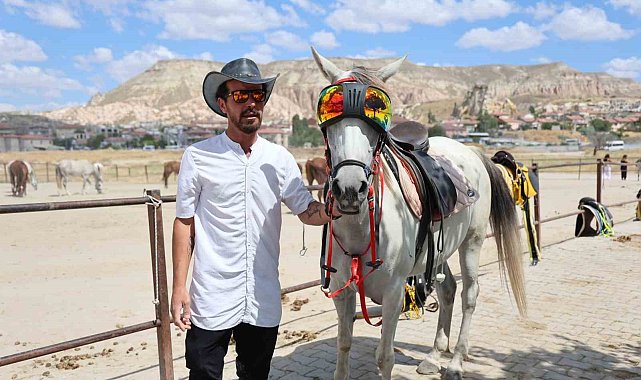 Kapadokya'nın "Güzel Atlar Diyarı"nda güneş gözlüklü at ilgi odağı oldu