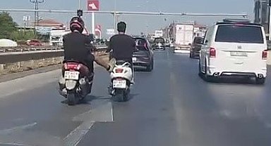 Kara yolunda seyir halindeyken ayağıyla önündeki motosikleti itmeye çalıştı