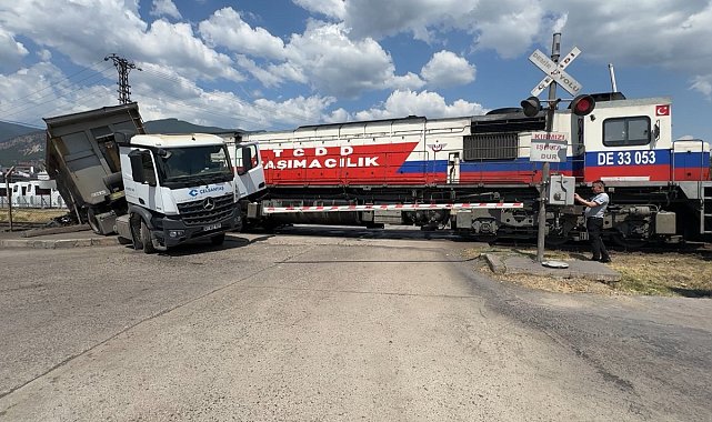 Karabük'te hemzemin geçitte lokomotif tıra çarptı