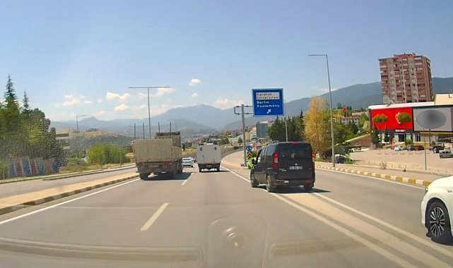 Karabük'te trafiği tehlikeye düşüren araçlar kamerada
