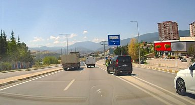 Karabük'te trafiği tehlikeye düşüren araçlar kamerada