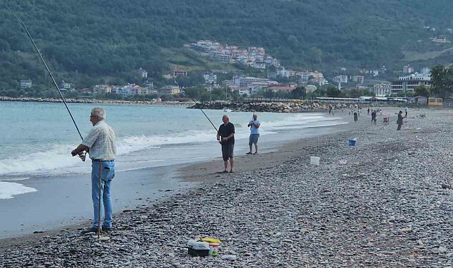 Karadeniz'de balık bolluğu yaşanıyor: Oltasını kapan deniz kenarına koştu