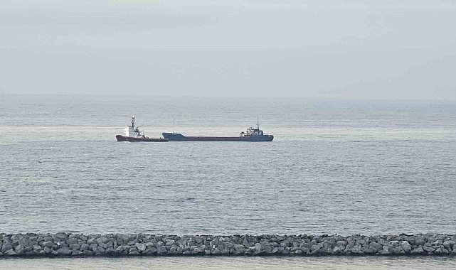 Karadeniz'de dron saldırılarında hasar alan bir gemi Zonguldak'a geldi
