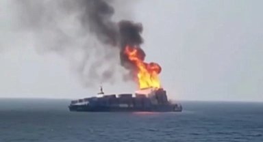 Karadeniz'de su ısındı! Konteyner gemisi vuruldu