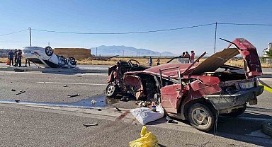 Karaman'da feci kaza: 2'si çocuk 6 yaralı