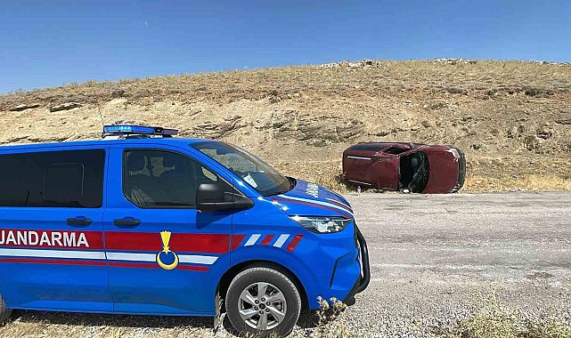 Karaman'da hafif ticari araç devrildi: 1 yaralı