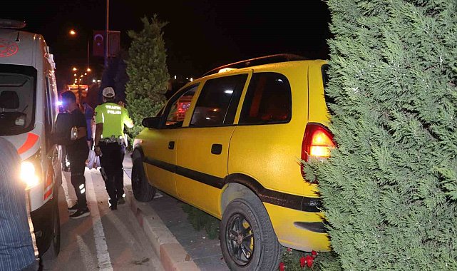 Karaman'da kontrolden çıkan ticari taksi refüje çıktı: 2 yaralı