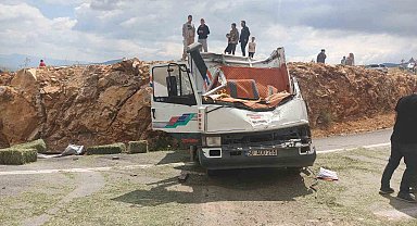 Karaman'da yonca balyası yüklü kamyonet devrildi: 1 ölü, 1 yaralı