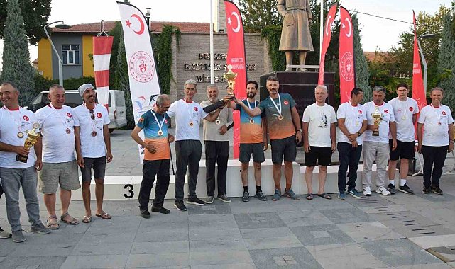Karapınar'da XC Open Yamaç Paraşütü Yarışmasında dereceye girenlere ödülleri verildi