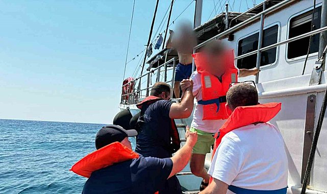 Karaya oturan gezi teknesindeki 11 kişi Sahil Güvenlik tarafından kurtarıldı