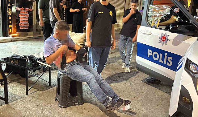 Karnından bıçakla yaralandı, polislere bağırıp yol ortasında soyundu