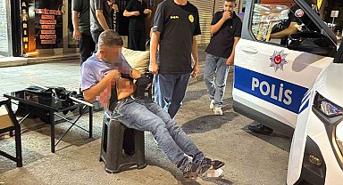 Karnından bıçakla yaralandı, polislere bağırıp yol ortasında soyundu