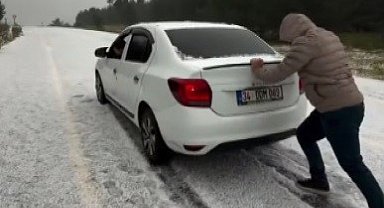 Kars'ta Ağustos ayında kış sürprizi! Sarıkamış beyaza büründü, araçlar yollarda mahsur kaldı