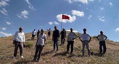 Kars'ta bayrak gururu: Türk bayrağı köyün zirvesinde dalgalanıyor