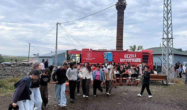 Kars'ta Gezici Kütüphane Demirkent Köyü'ndeki öğrencilere unutulmaz bir gün yaşattı
