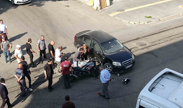 Kars'ta ilginç kaza: Otomobil ile motosiklet çarpıştı, sürücü motosikletini bırakıp kayboldu