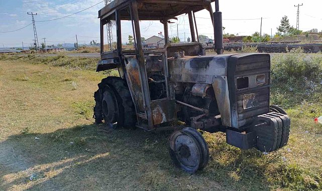 Kars'ta traktör alev alev yandı