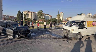 Karşı şeride geçen otomobil ticari araçla kafa kafaya çarpıştı: 1'i ağır 2 yaralı
