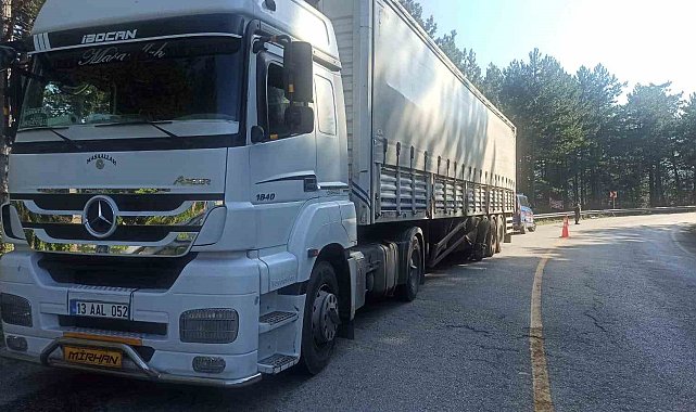 Karşı şeride savrulan dorse otomobile çarptı: 4 yaralı