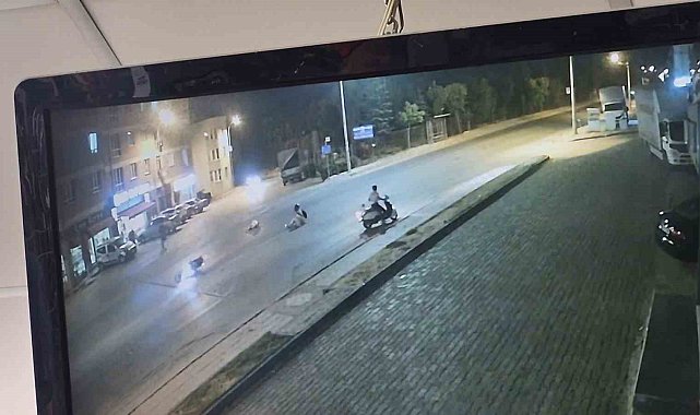 Karşıdan karşıya geçmeye çalışan çocuğa motosikletin çarptığı kaza kamerada
