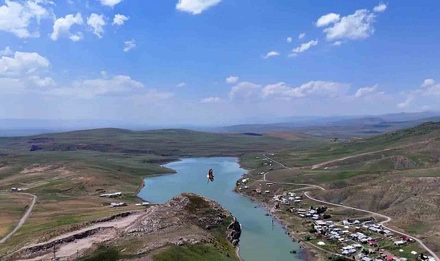 Kartal ile avladığı yılanın gökyüzünde süzüldüğü anlar dron kamerasında