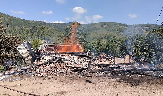 Kastamonu'da alevlere teslim olan ev küle döndü