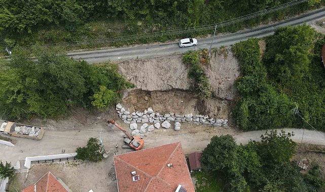 Kastamonu'da selde zarar gören köy yolları, kilometrelerce uzaktan taşınan kaya ve taşlarla onarılıyor