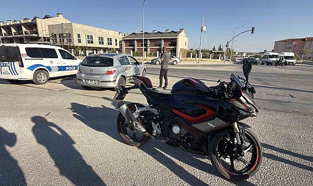Kavşakta araç ve motosikletin karıştığı kazada 1 kişi yaralandı